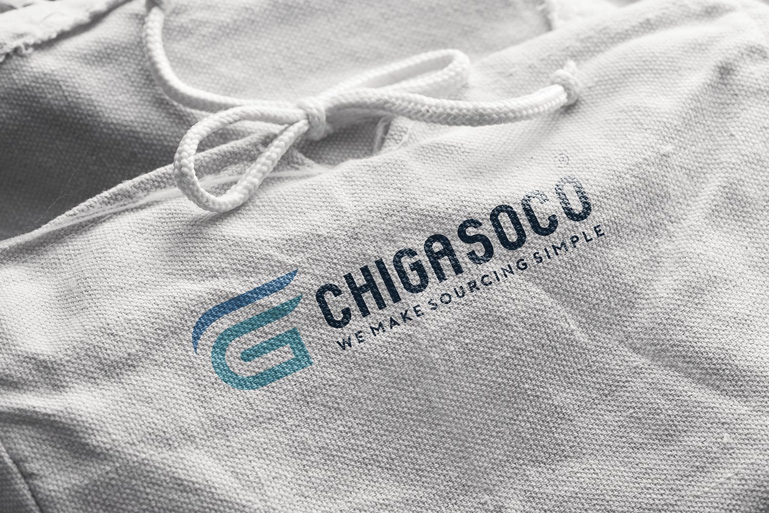 Ứng dụng lên vải Logo Chigasoco trên nền vải sáng, ảnh cận cảnh