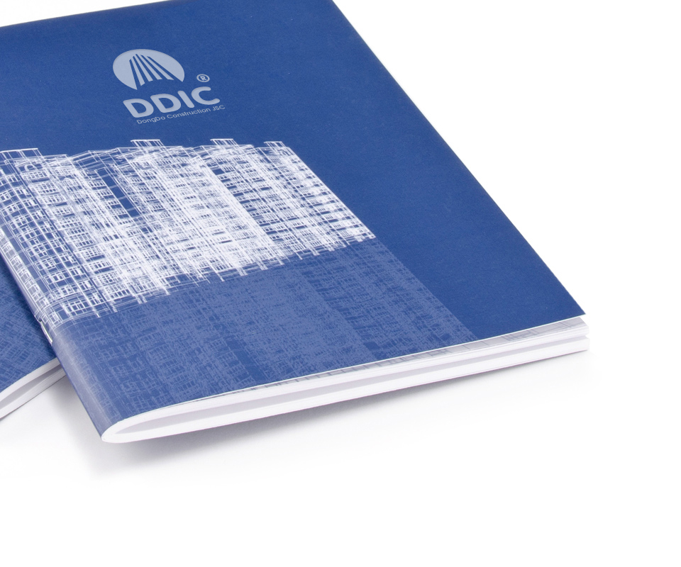 Sổ tay thương hiệu DDIC bìa xanh với hoạ tiết công trình