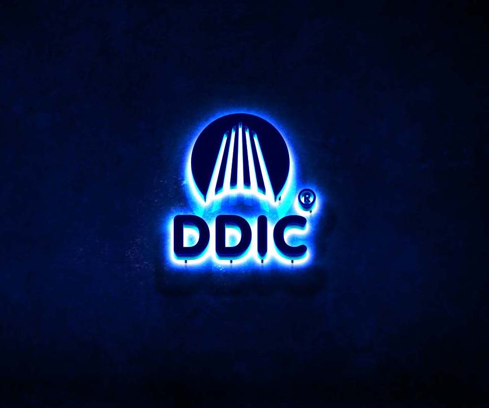 Biển hiệu DDIC phát sáng trên nền tối
