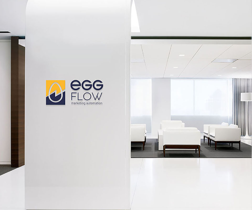 Logo EggFlow trên bảng hiệu tại không gian văn phòng