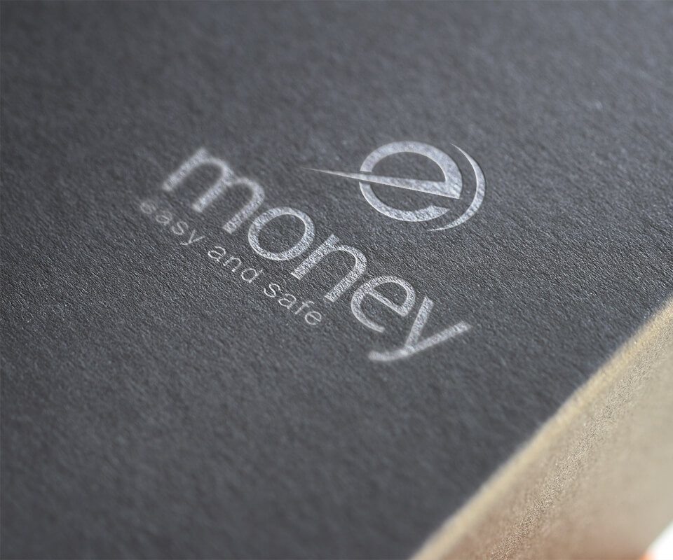 Dấu hiệu ép foil bạc Logo eMoney ép foil bạc trên giấy đen