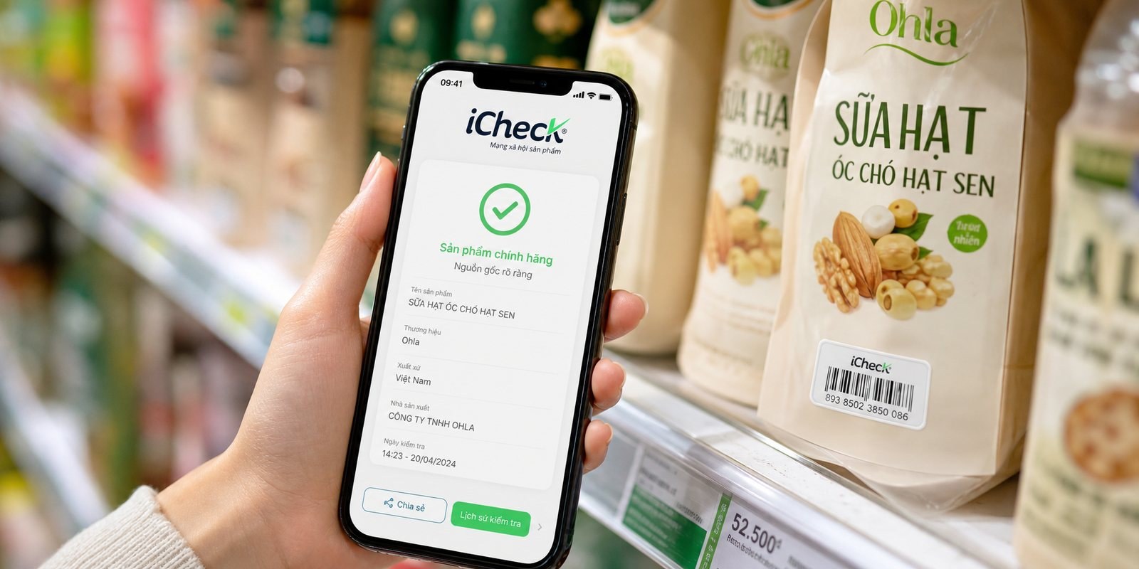 Người dùng quét mã sản phẩm bằng ứng dụng iCheck trên kệ siêu thị