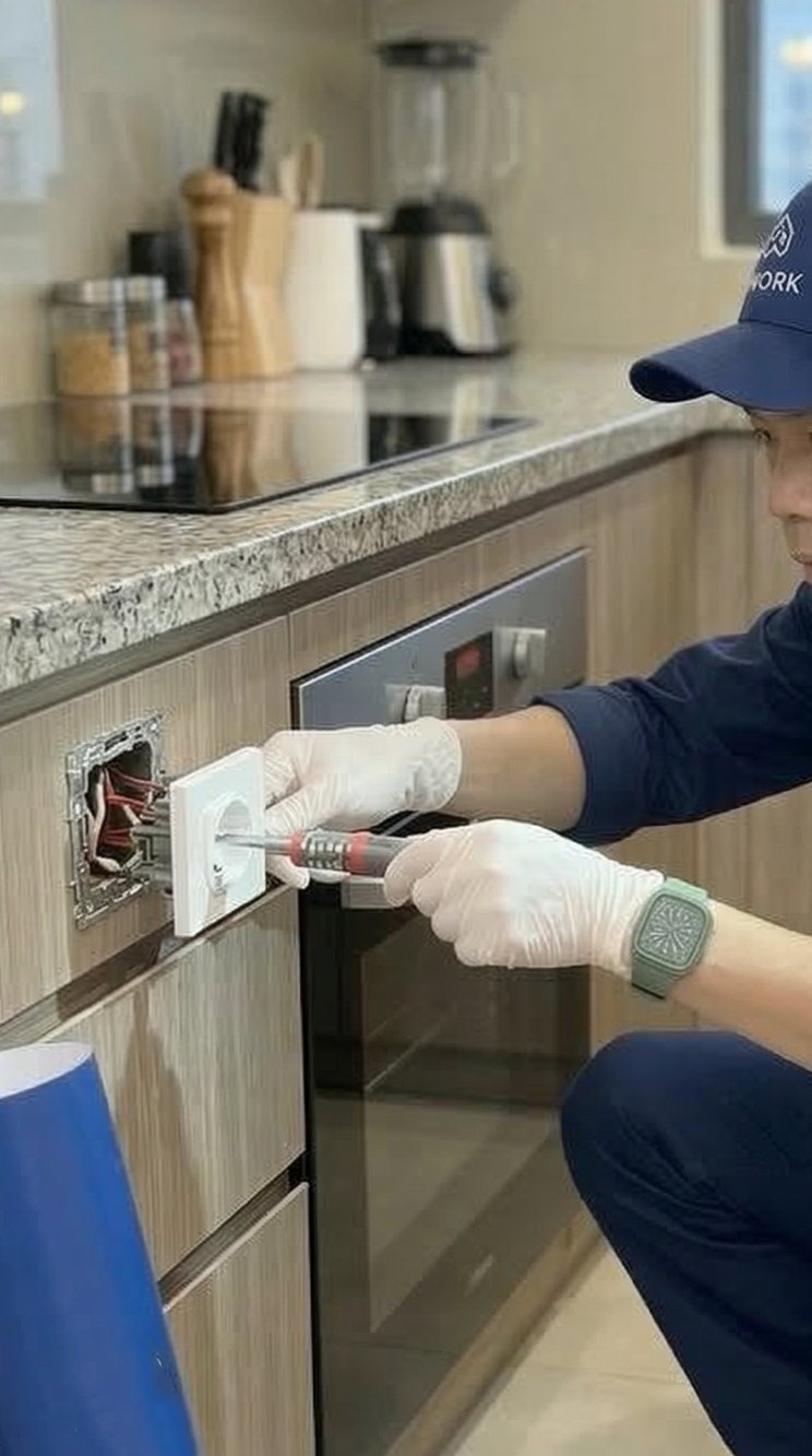 Sửa ổ cắm và điện bếp Kỹ thuật viên kythuat.work tháo ổ cắm khu bếp để kiểm tra đường điện