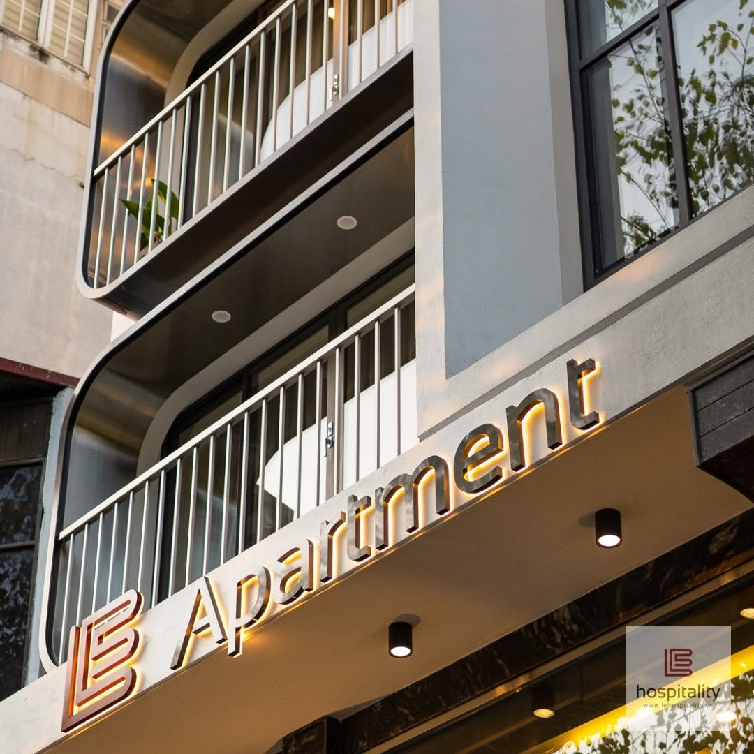 Hàng chữ nổi LE Apartment trên mặt tiền