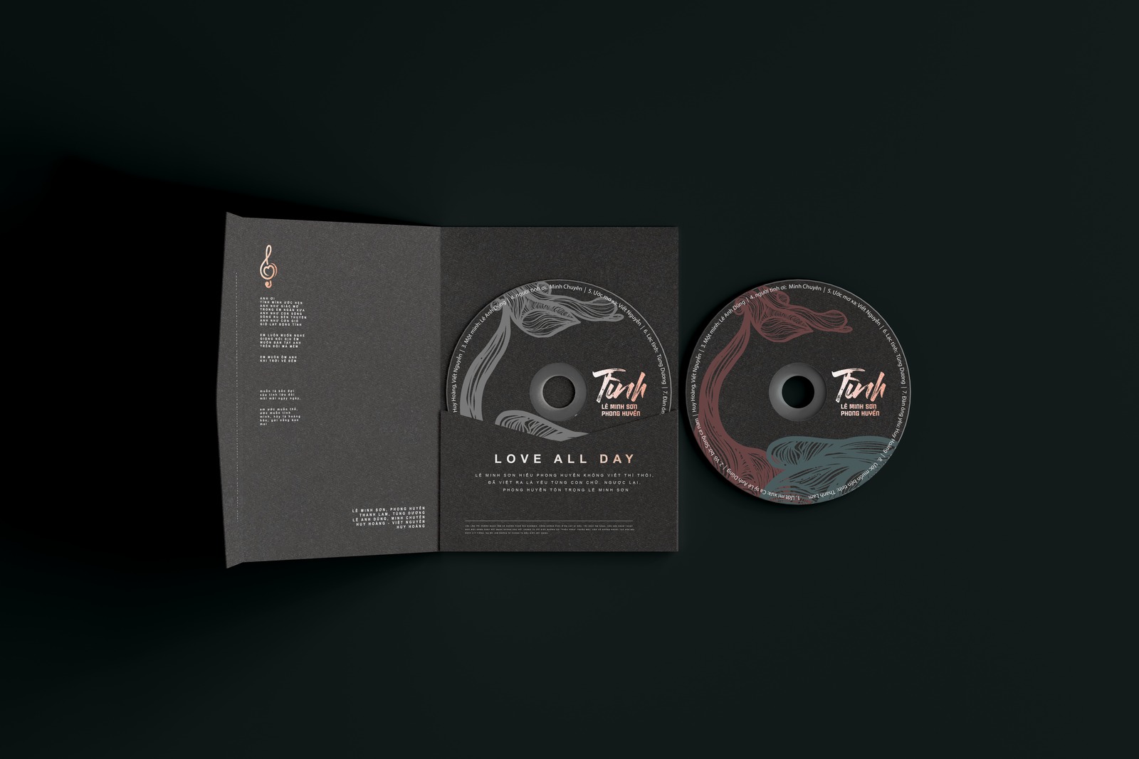 Vỏ đĩa bìa gấp album Tình mở phẳng trên nền xanh đen, bên trái in lời bài hát, bên phải là đĩa CD mang mô típ khắc nét nâu đỏ và xanh cổ vịt, cạnh đó là đĩa quà tặng