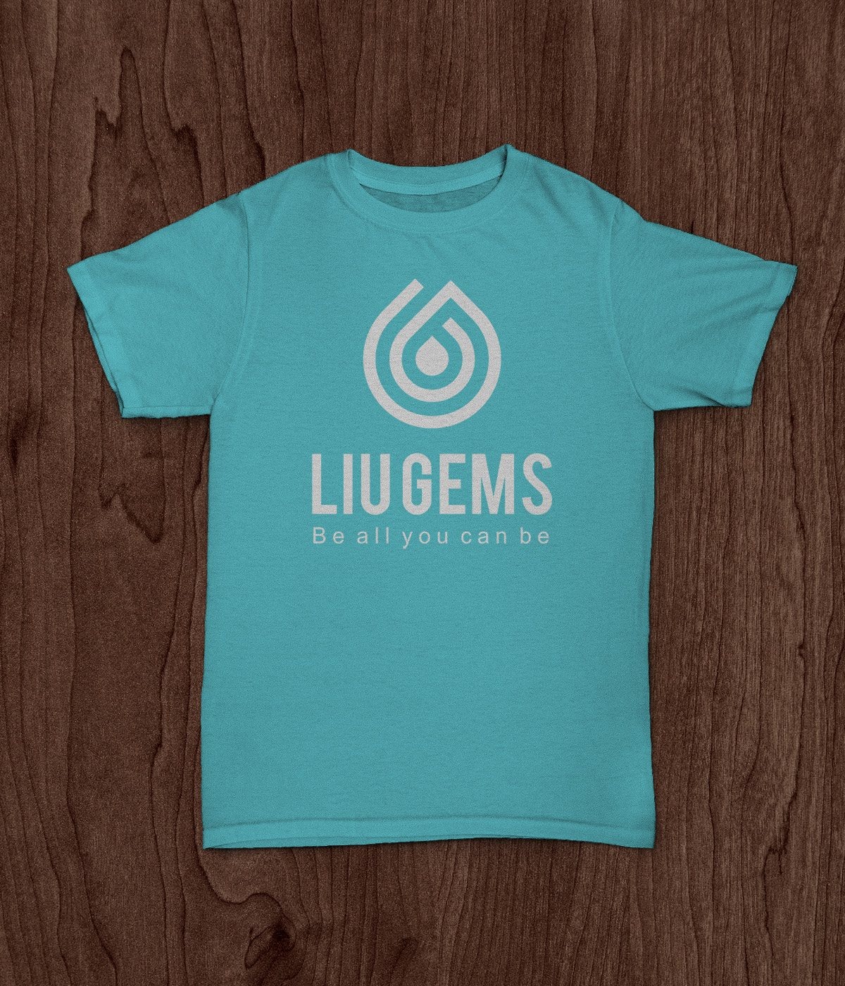 Áo phông đồng phục LiuGems in mark giọt nước, chụp trên nền gỗ sẫm