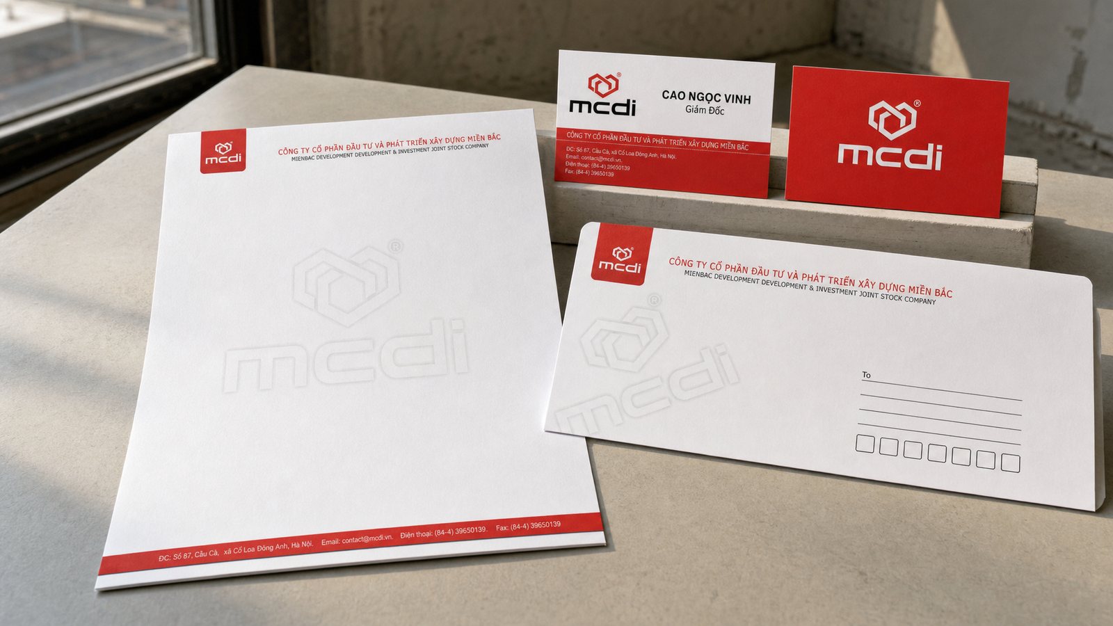 Ấn phẩm văn phòng Tiêu đề thư, phong bì và danh thiếp mcdi bày trên mặt bê tông