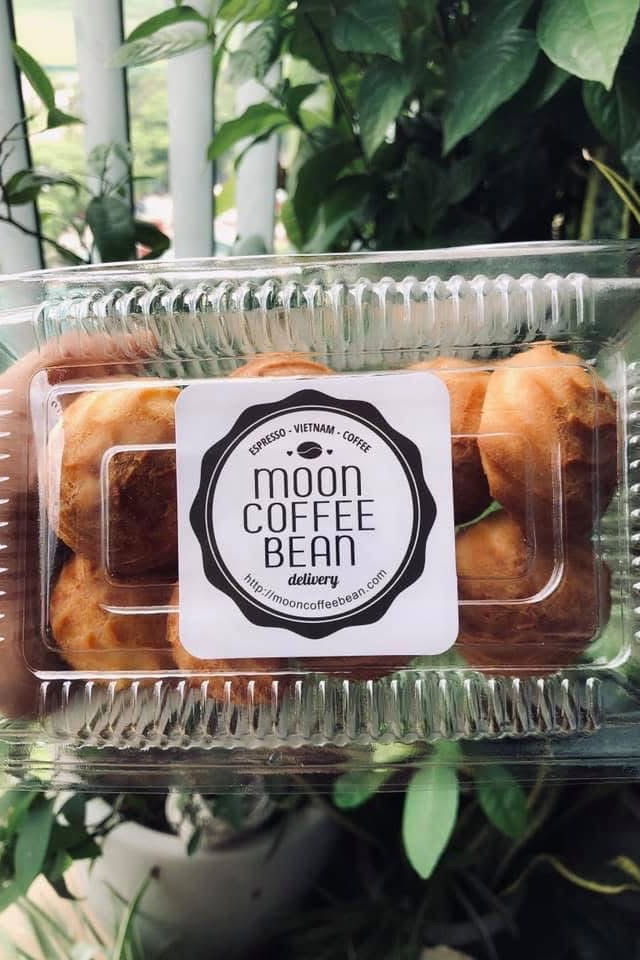 Khay nhựa đựng bánh sừng bò dán con dấu Moon Coffee Bean