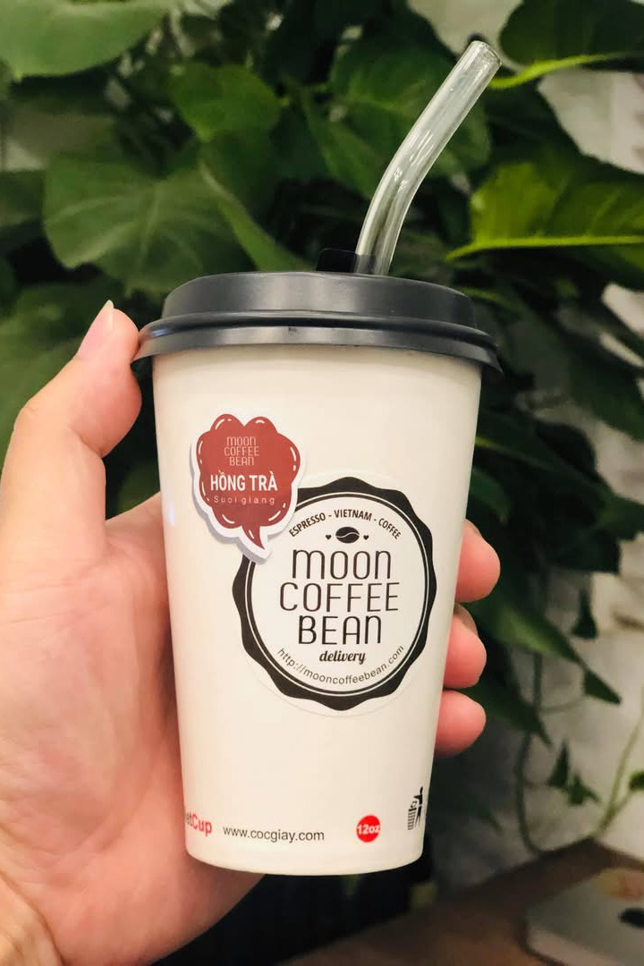Thẻ vị hồng trà · Bong bóng đỏ nâu ghi tên món và nơi lấy lá Ly Moon Coffee Bean dán thẻ vị hồng trà Suối Giàng màu đỏ nâu