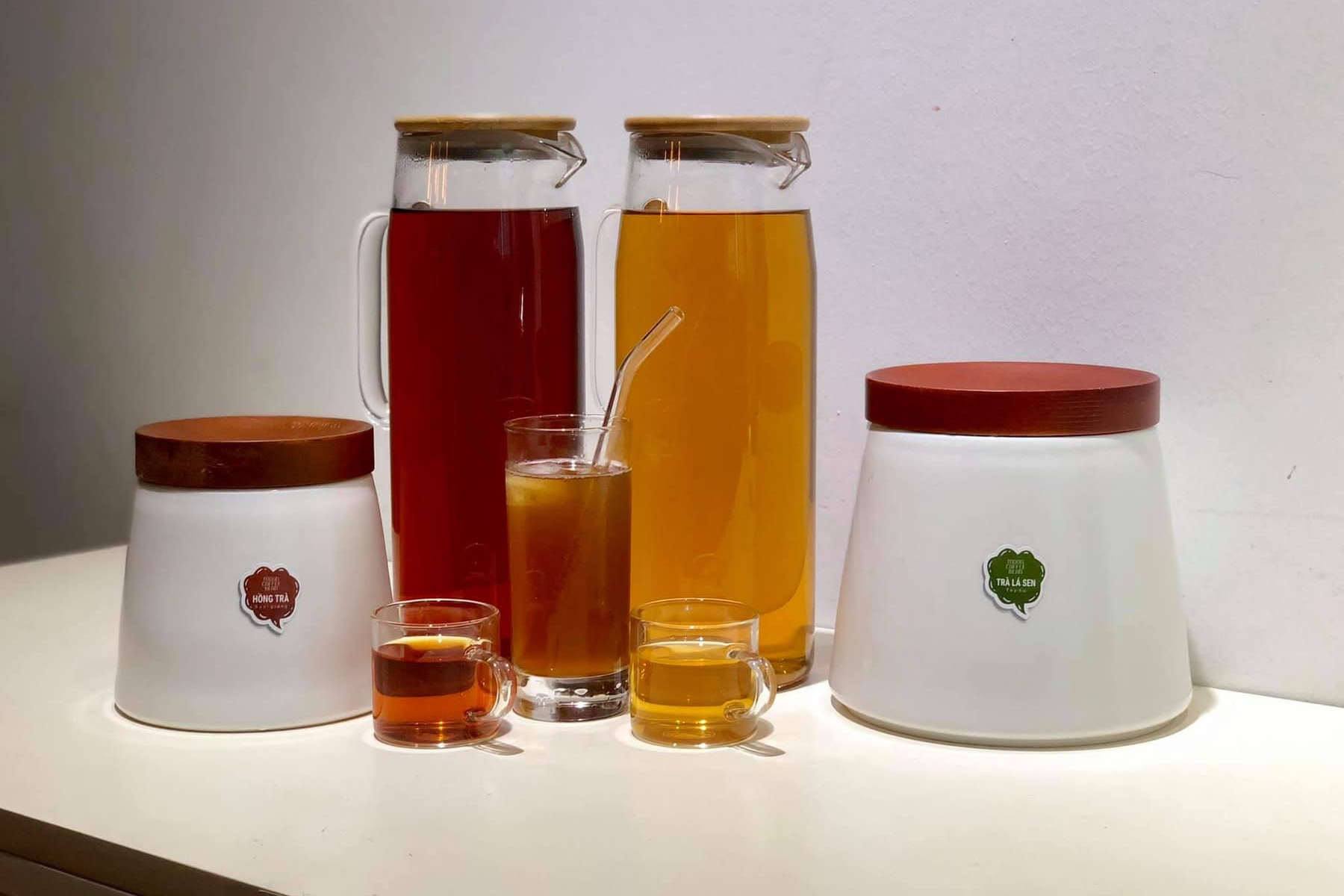 Bình ủ trà và hũ sứ Moon Coffee Bean dán thẻ vị màu