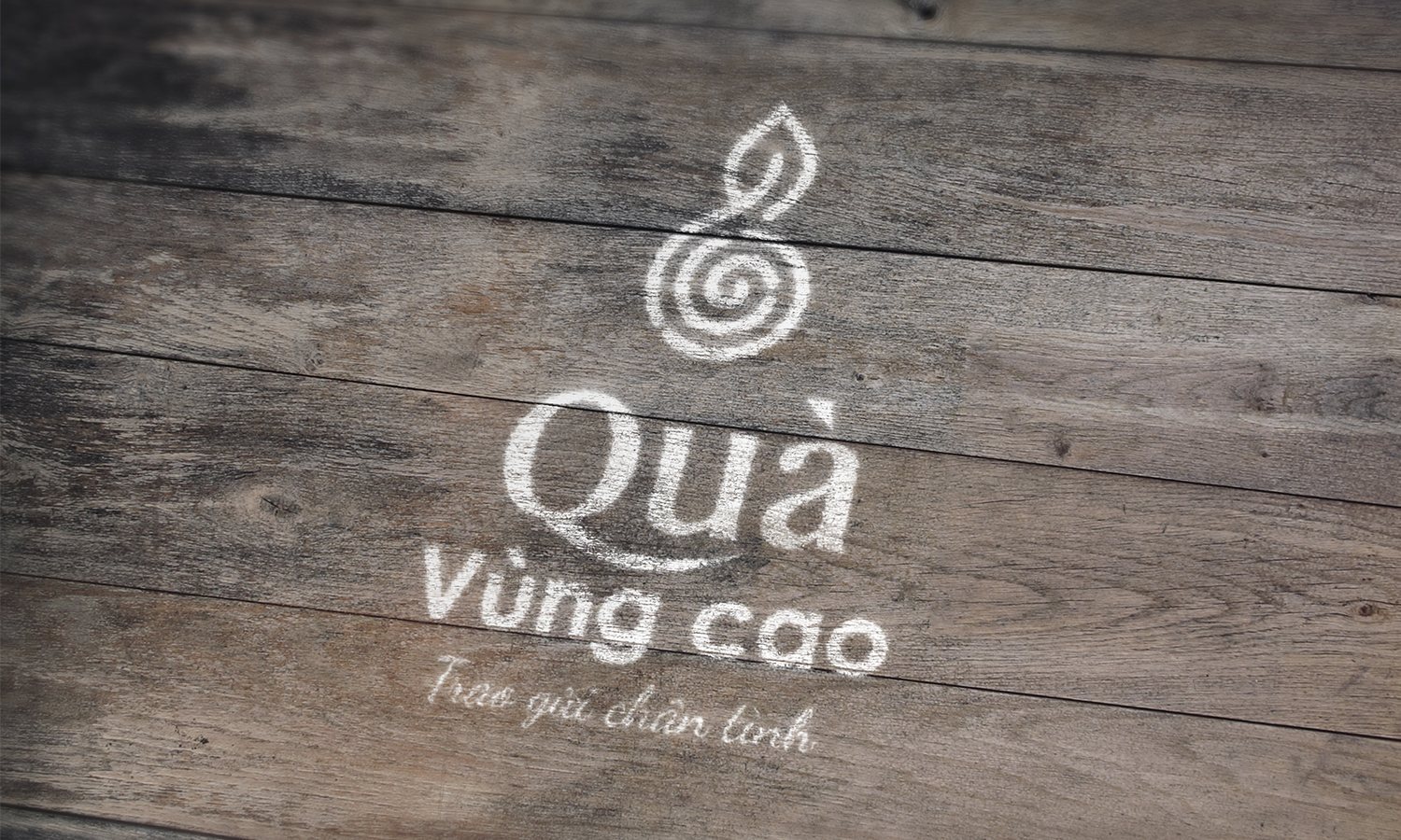 Logo Quà vùng cao khắc trên nền gỗ mộc, kèm câu Trao gửi chân tình