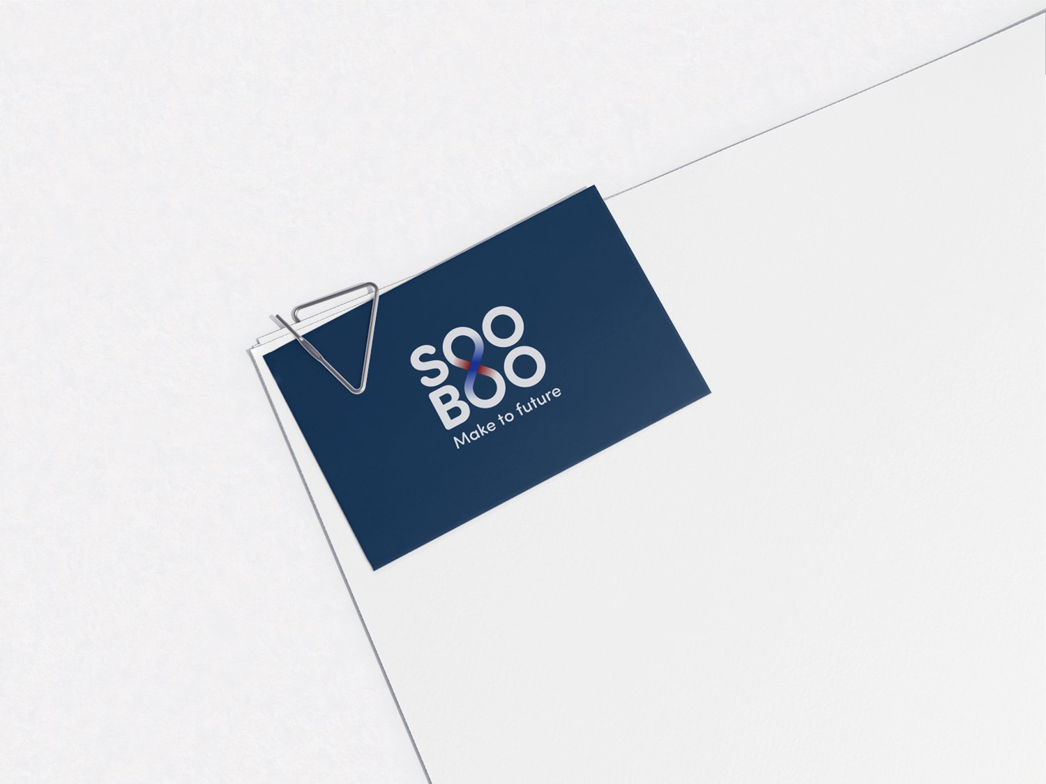 Danh thiếp SOOBOO nền navy kẹp trên xấp giấy