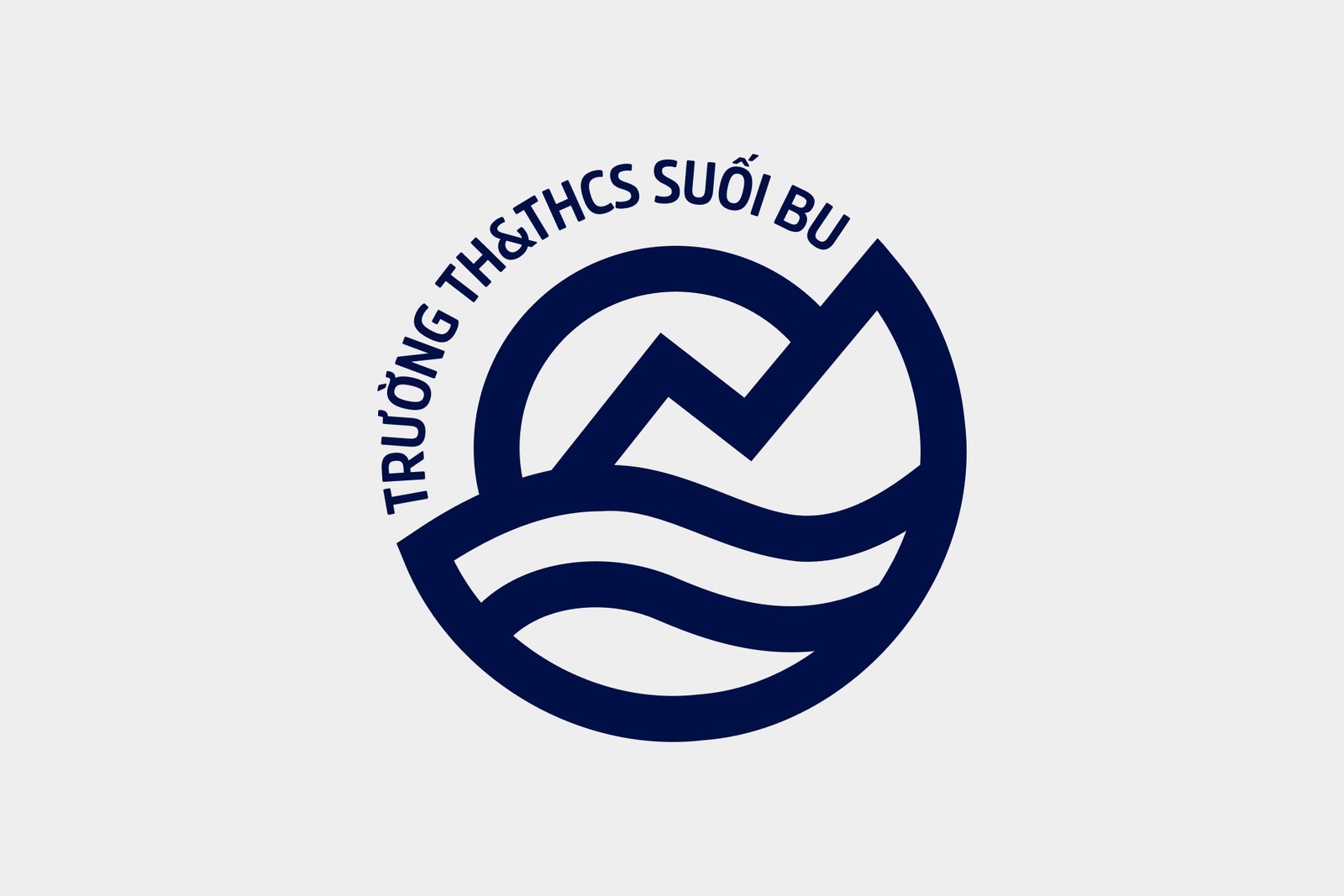 Biểu tượng Trường Suối Bu, đỉnh núi và dòng suối gói trong huy hiệu tròn xanh than